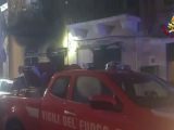 Palazzina in fiamme, paura a Palermo. Le immagini dei soccorsi