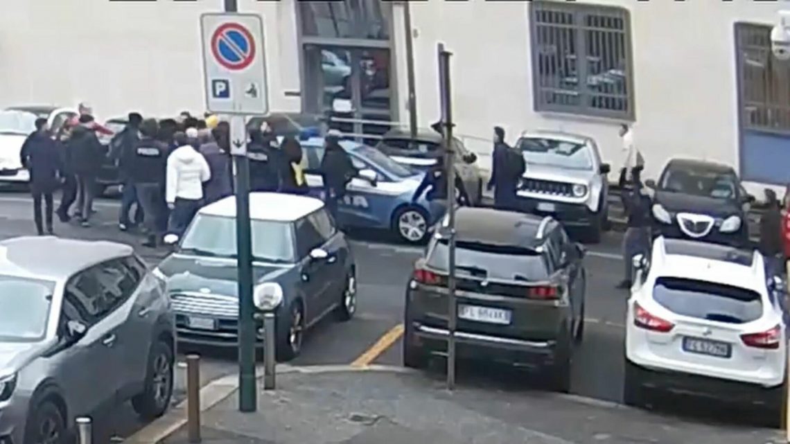 Agenti aggrediti a Torino, misure cautelari per 12 militanti anarchici Agenti aggrediti a Torino, misure cautelari per 12 militanti anarchici