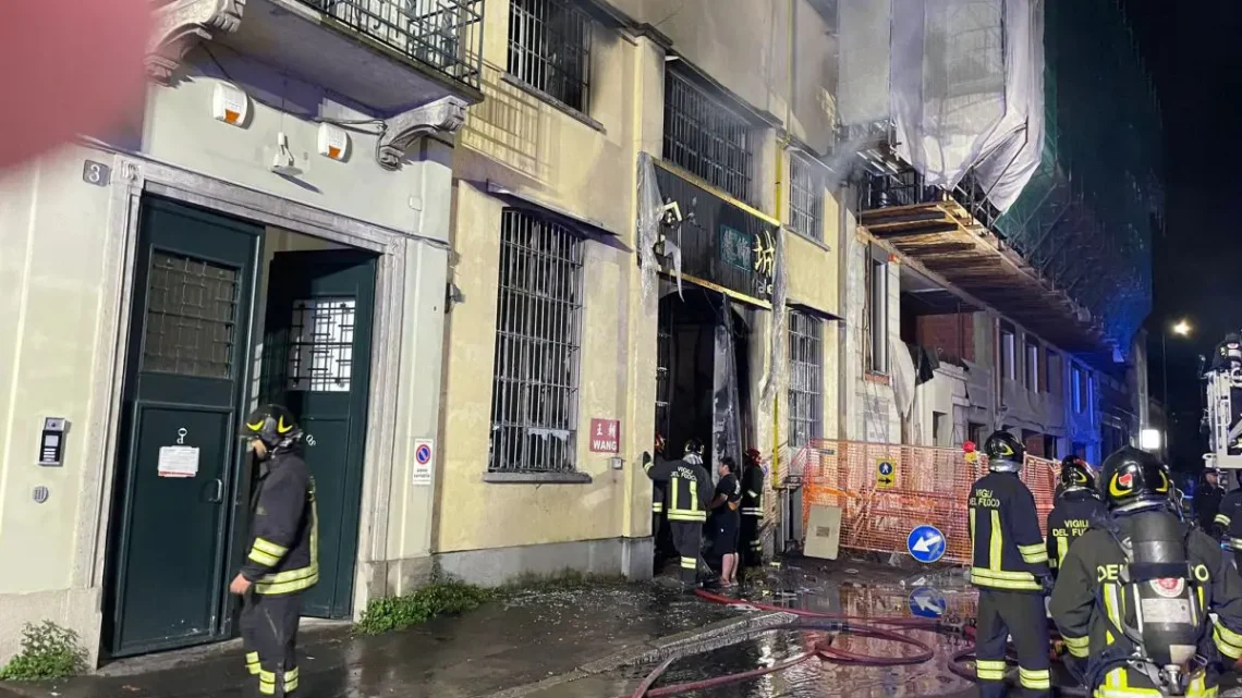 Incendo in un emporio cinese a Milano, morti tre giovani Incendo in un emporio cinese a Milano, morti tre giovani