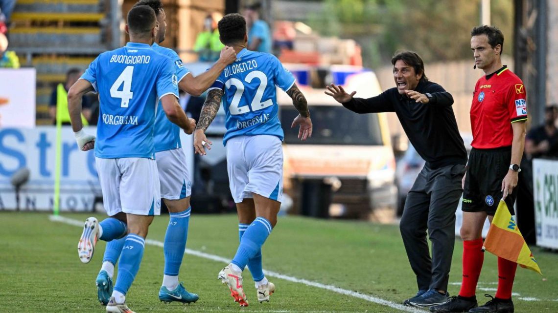 Il Napoli vince ancora, poker azzurro a Cagliari Il Napoli vince ancora, poker azzurro a Cagliari