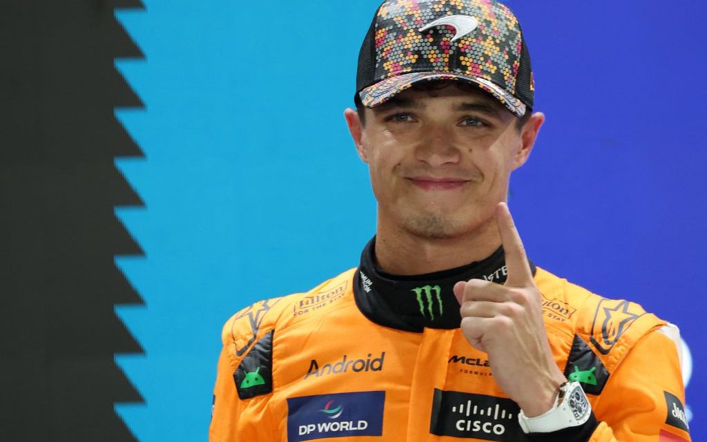 Norris trionfa a Singapore davanti a Verstappen e Piastri Norris trionfa a Singapore davanti a Verstappen e Piastri