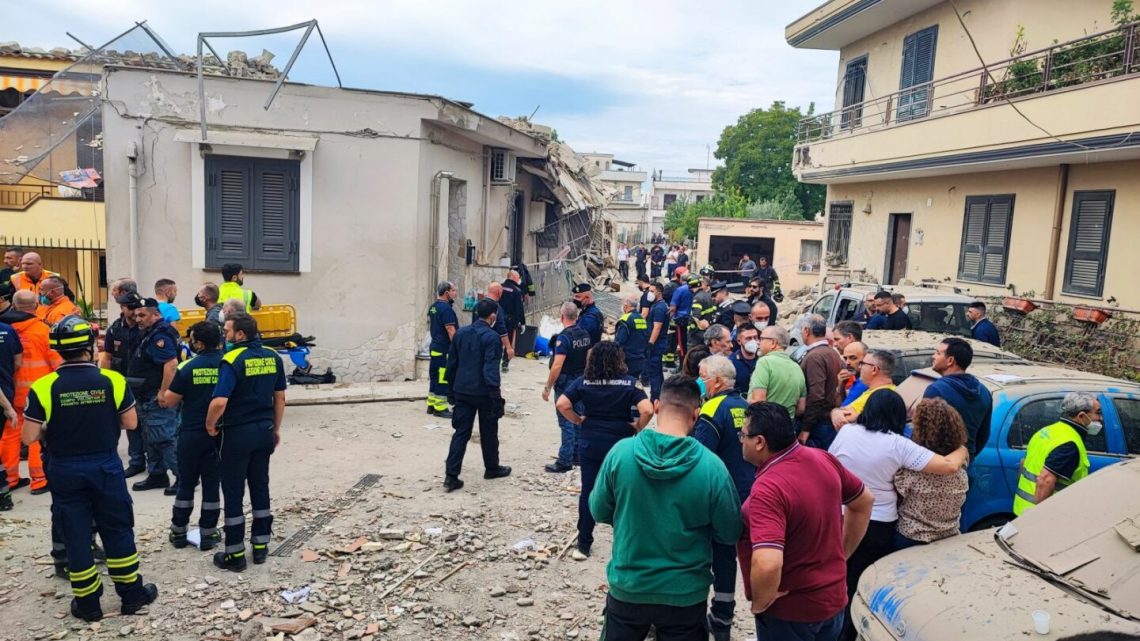 Crolla palazzina nel napoletano, 4 morti tra cui due bimbi. Due i superstiti Crolla palazzina nel napoletano, 4 morti tra cui due bimbi. Due i superstiti