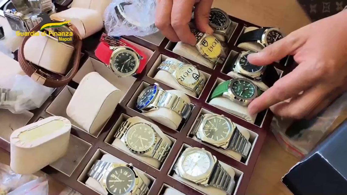 Sequestrati nel Napoletano 120.000 articoli scolastici contraffatti Sequestrati nel Napoletano 120.000 articoli scolastici contraffatti