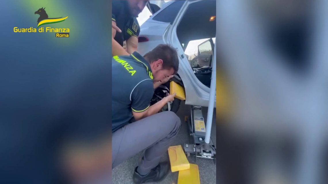In auto con 28 chili di cocaina, arrestato corriere della droga In auto con 28 chili di cocaina, arrestato corriere della droga