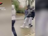 Magenta, 16enni aggrediscono 2 coetanei a sprangate fuori dalla scuola