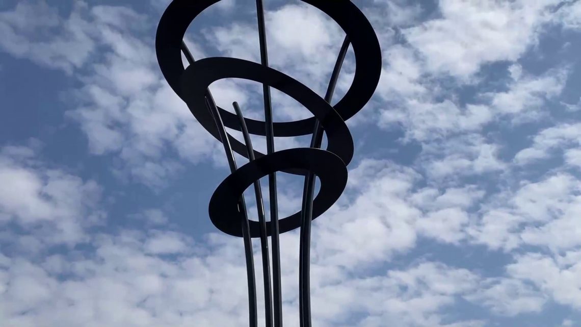 Due totem d’artista per festeggiare i 100 anni dell’A8 Milano-Varese Due totem d’artista per festeggiare i 100 anni dell’A8 Milano-Varese