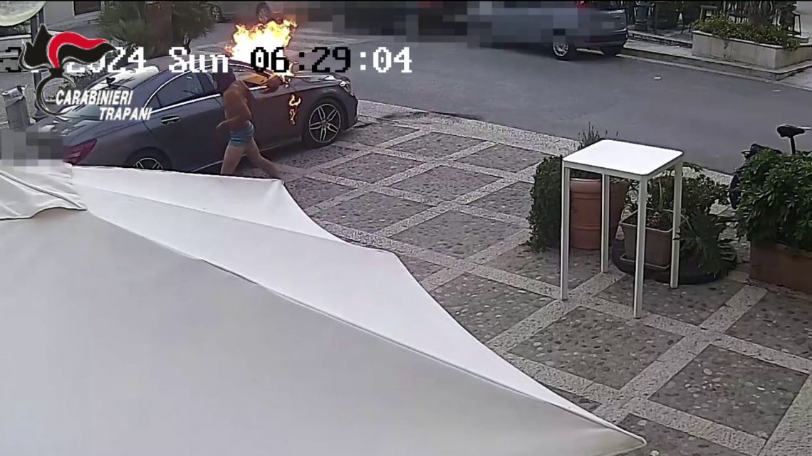 Danno fuoco a due auto a Castellammare del Golfo, le immagini Danno fuoco a due auto a Castellammare del Golfo, le immagini