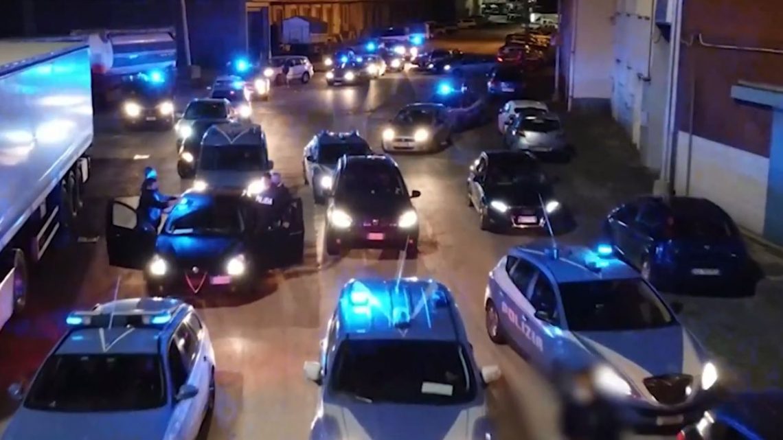 Blitz contro la camorra a Napoli, 60 arresti Blitz contro la camorra a Napoli, 60 arresti