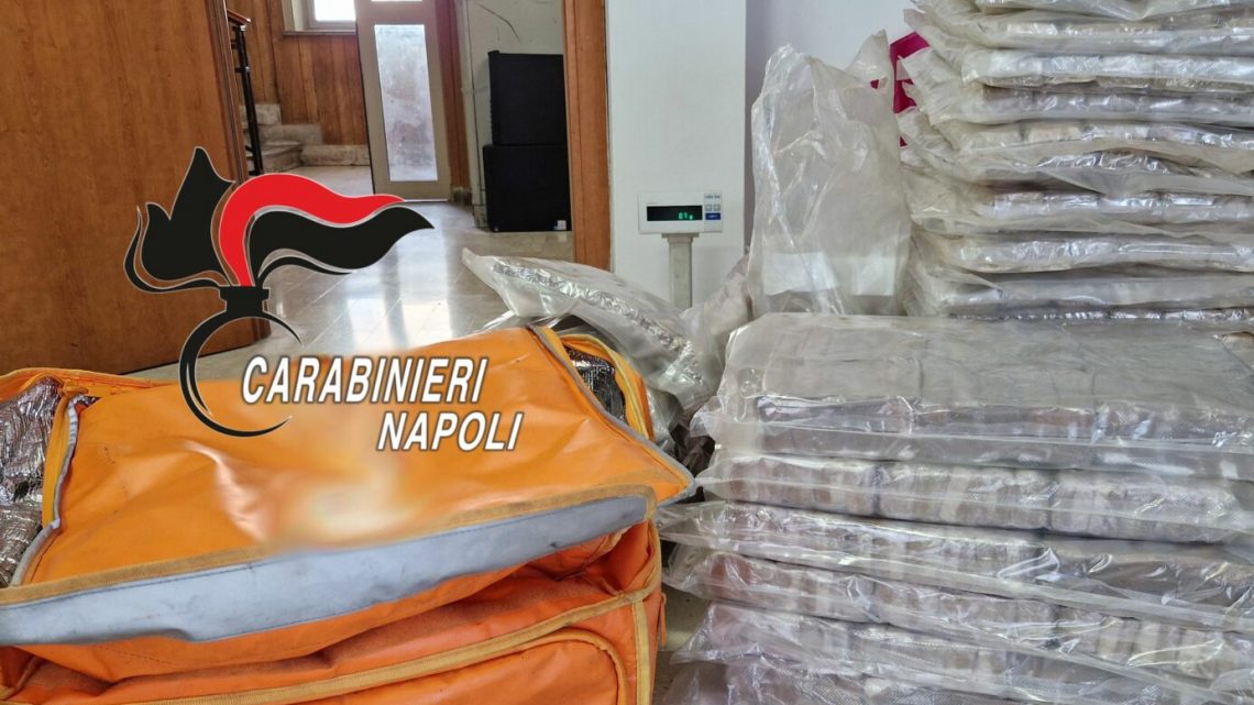 Sequestrati 190 chili di hashish, 2 rider della droga arrestati a Napoli Sequestrati 190 chili di hashish, 2 rider della droga arrestati a Napoli