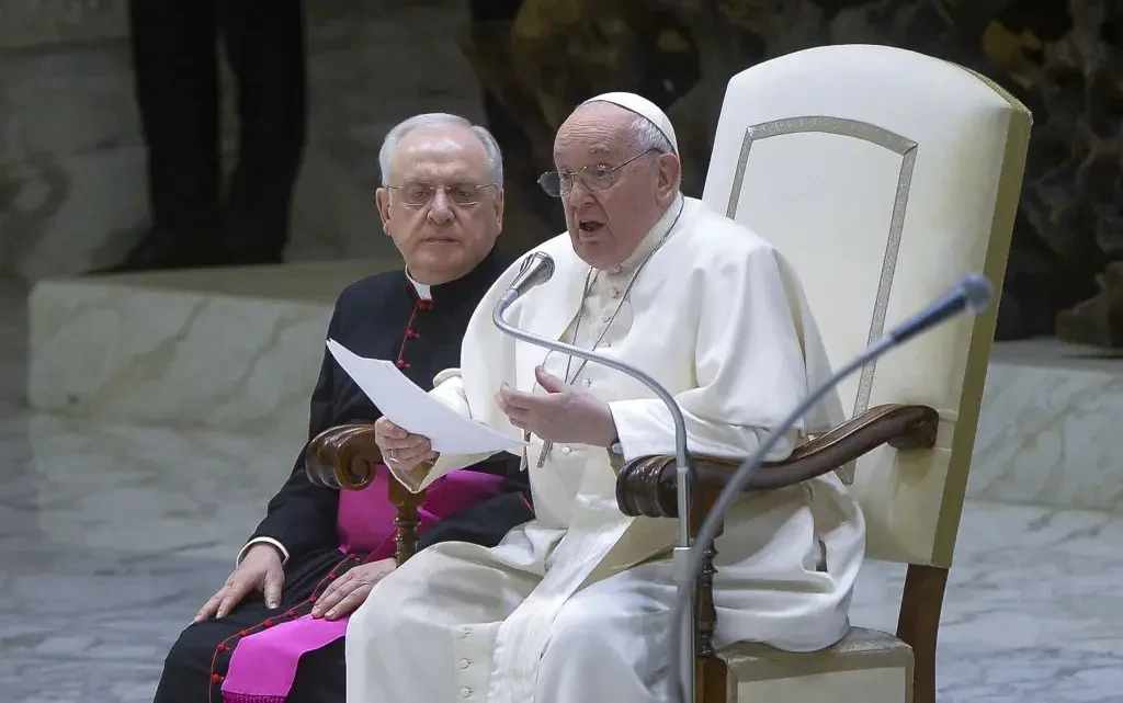 Papa “Di fronte a ferite che affliggono umanità Chiesa non resti seduta” Papa “Di fronte a ferite che affliggono umanità Chiesa non resti seduta”