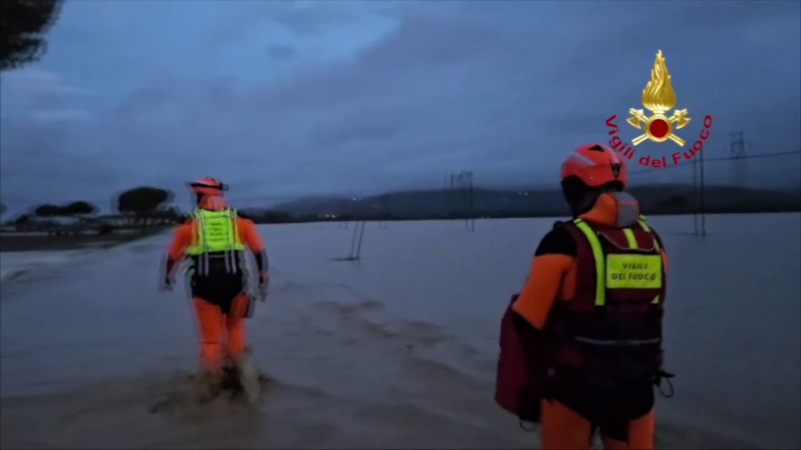 Maltempo in Toscana, esondazioni e trenta opersone soccorse Maltempo in Toscana, esondazioni e trenta opersone soccorse