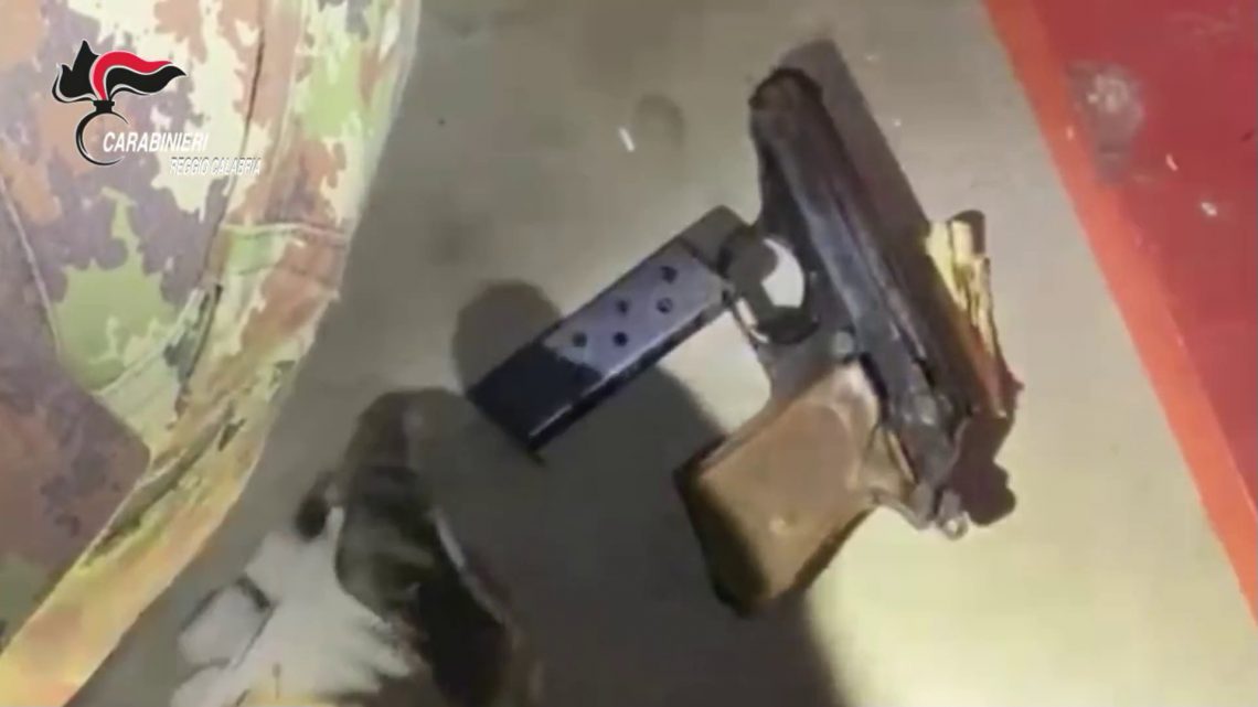 Detenevano un kalashnikov e sei pistole, due arrestati nel Reggino Detenevano un kalashnikov e sei pistole, due arrestati nel Reggino