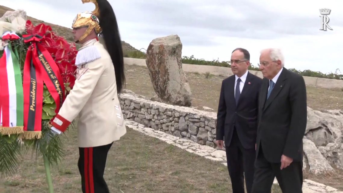 Mattarella e Begaj depongono corona di fiori a Portella della Ginestra Mattarella e Begaj depongono corona di fiori a Portella della Ginestra