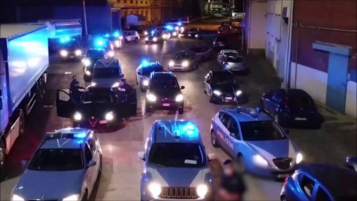 Duro colpo contro la camorra a Napoli, 60 arresti Duro colpo contro la camorra a Napoli, 60 arresti
