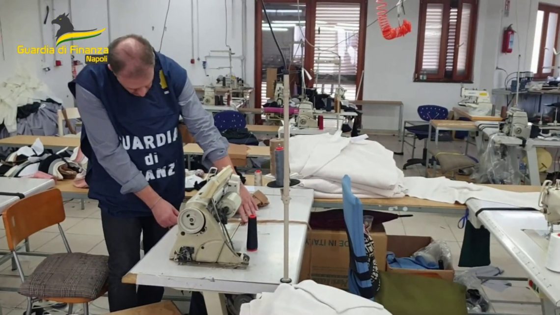 Laboratorio tessile abusivo nel Napoletano, 15 vittime di caporalato Laboratorio tessile abusivo nel Napoletano, 15 vittime di caporalato