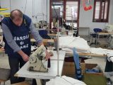 Laboratorio tessile abusivo nel Napoletano, 15 vittime di caporalato