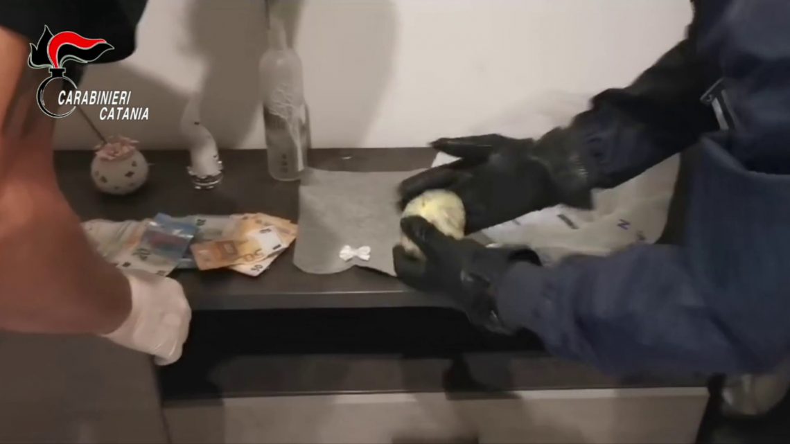 Scovato un deposito della droga a San Cristoforo a Catania Scovato un deposito della droga a San Cristoforo a Catania