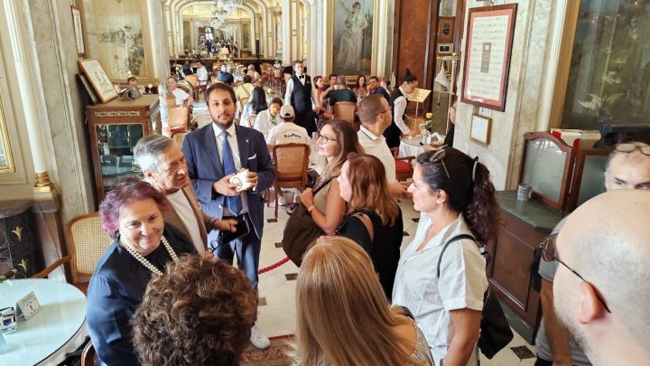 Al Gran Caffè Gambrinus tra arte, storia e curiosità