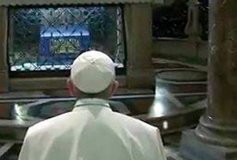 Defunti, Papa Francesco sceglie momento di silenzio al posto dell’Omelia Defunti, Papa Francesco sceglie momento di silenzio al posto dell’Omelia