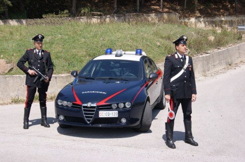 Napoli: blitz anticriminalità. Sequestro di armi e droga.