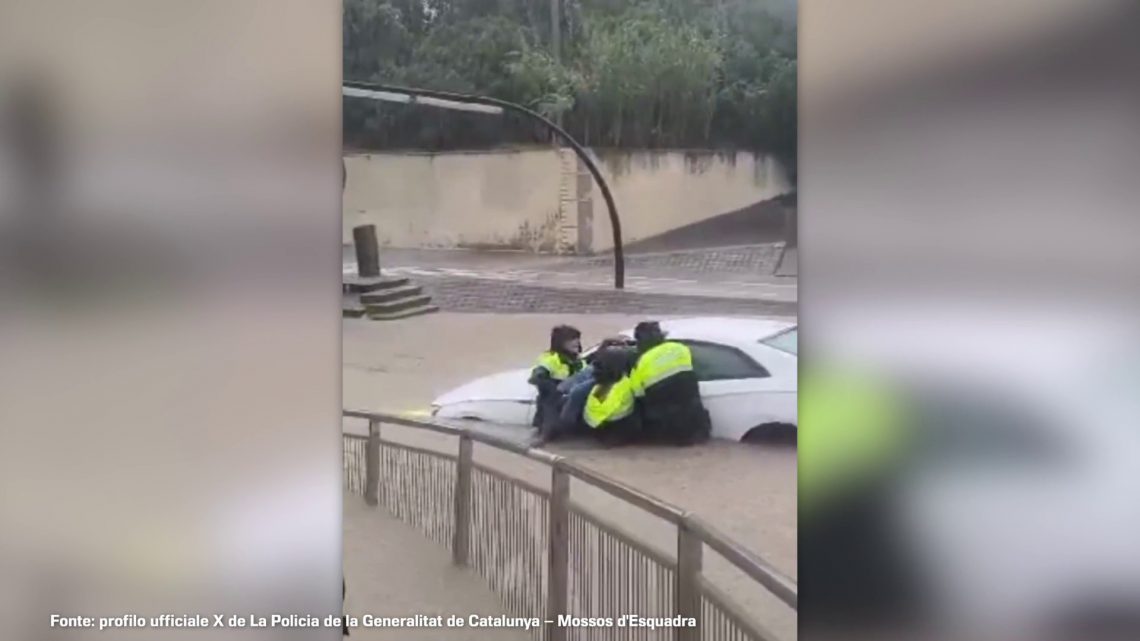 Dana spaventa Barcellona, salvato un uomo intrappolato in auto Dana spaventa Barcellona, salvato un uomo intrappolato in auto