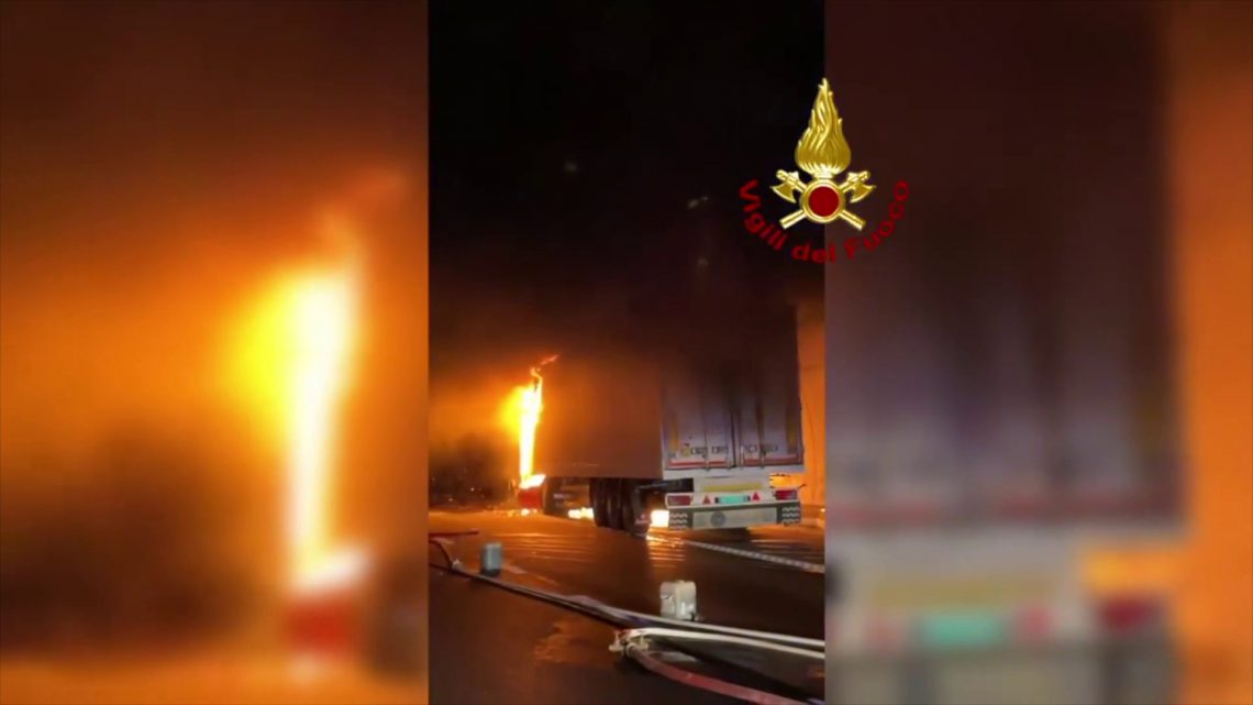 Tir prende fuoco in galleria nel Torinese, famiglia salvata da Vvf Tir prende fuoco in galleria nel Torinese, famiglia salvata da Vvf