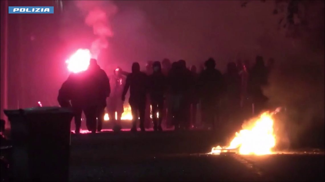 Notte di tensione a Milano, roghi e bus danneggiati a Corvetto Notte di tensione a Milano, roghi e bus danneggiati a Corvetto