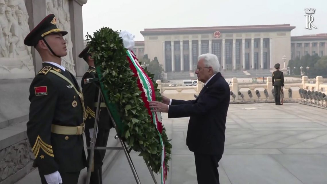 Pechino, Mattarella depone corona al Monumento degli Eroi del Popolo Pechino, Mattarella depone corona al Monumento degli Eroi del Popolo