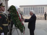 Pechino, Mattarella depone corona al Monumento degli Eroi del Popolo