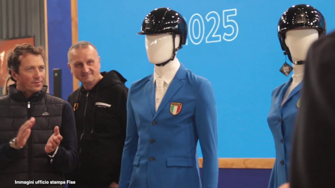 Nuovo colore per l’Italia dell’equitazione, dal 2025 giacca azzurra Nuovo colore per l’Italia dell’equitazione, dal 2025 giacca azzurra