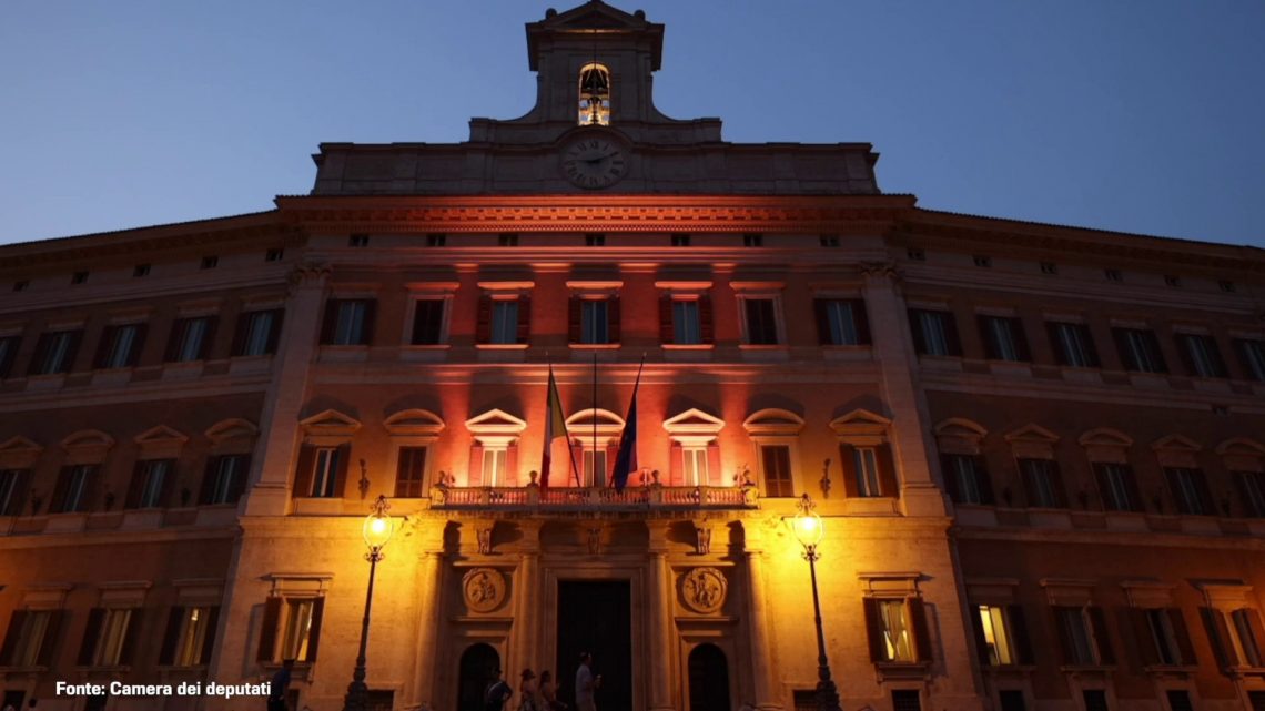 Violenza sulle donne, Montecitorio si illumumina di arancione Violenza sulle donne, Montecitorio si illumumina di arancione