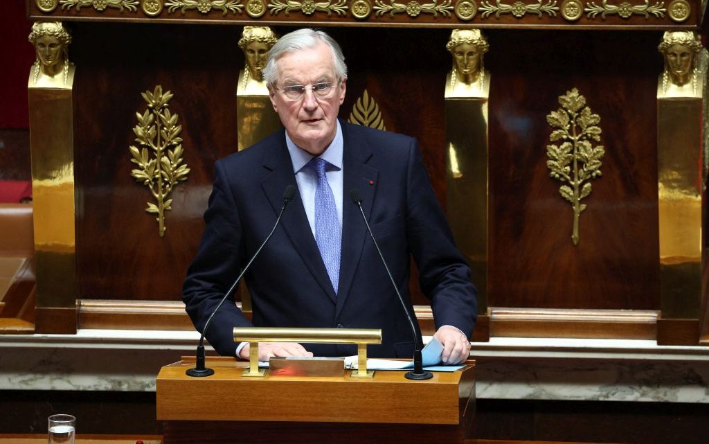 Passa la sfiducia, cade in Francia il governo Barnier. Macron si rivolgerà alla nazione