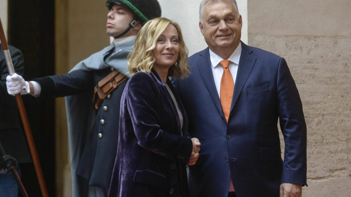 Meloni incontra Orban, rafforzamento dei legami bilaterali Meloni incontra Orban, rafforzamento dei legami bilaterali