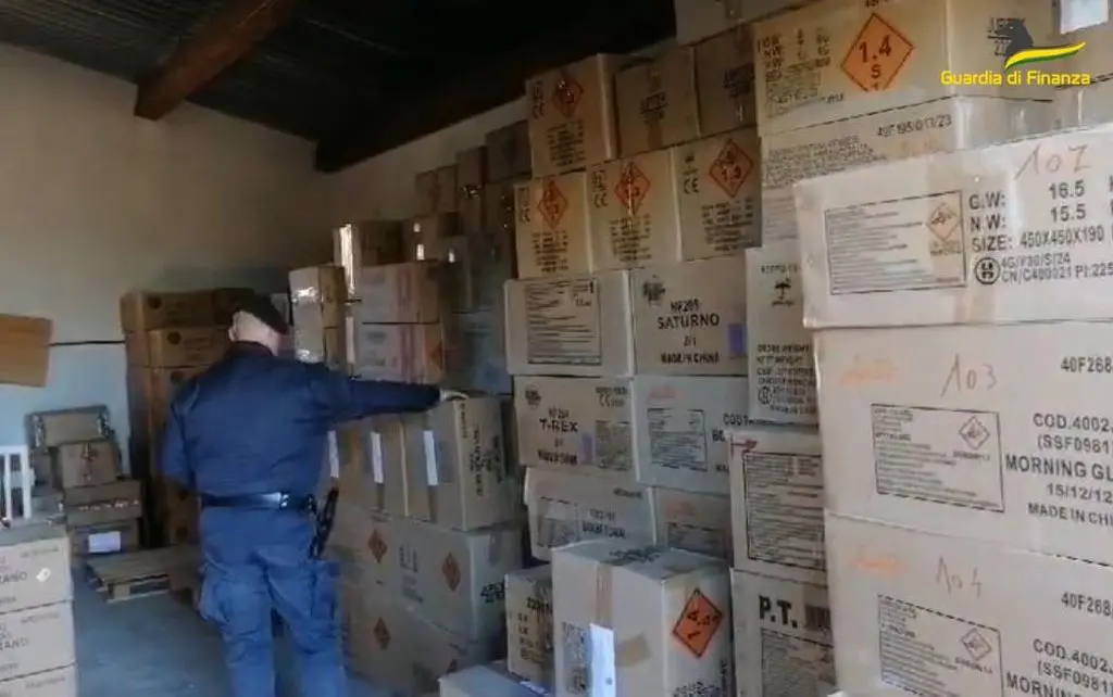 Sequestrati 2 milioni di fuochi d’artificio illegali nel cosentino Sequestrati 2 milioni di fuochi d’artificio illegali nel cosentino