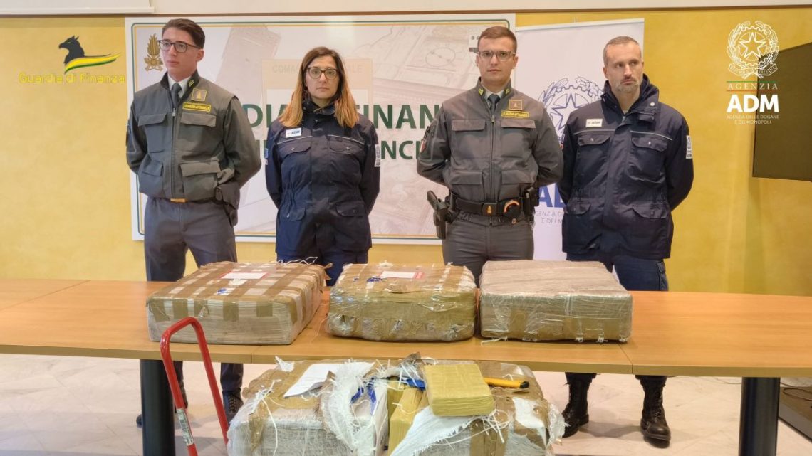 Sequestrati al porto di Genova oltre 2 quintali e mezzo di cocaina Sequestrati al porto di Genova oltre 2 quintali e mezzo di cocaina