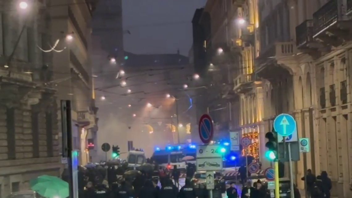 Fumogeni e petardi dei manifestanti vicino al Teatro alla Scala Fumogeni e petardi dei manifestanti vicino al Teatro alla Scala