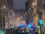Fumogeni e petardi dei manifestanti vicino al Teatro alla Scala