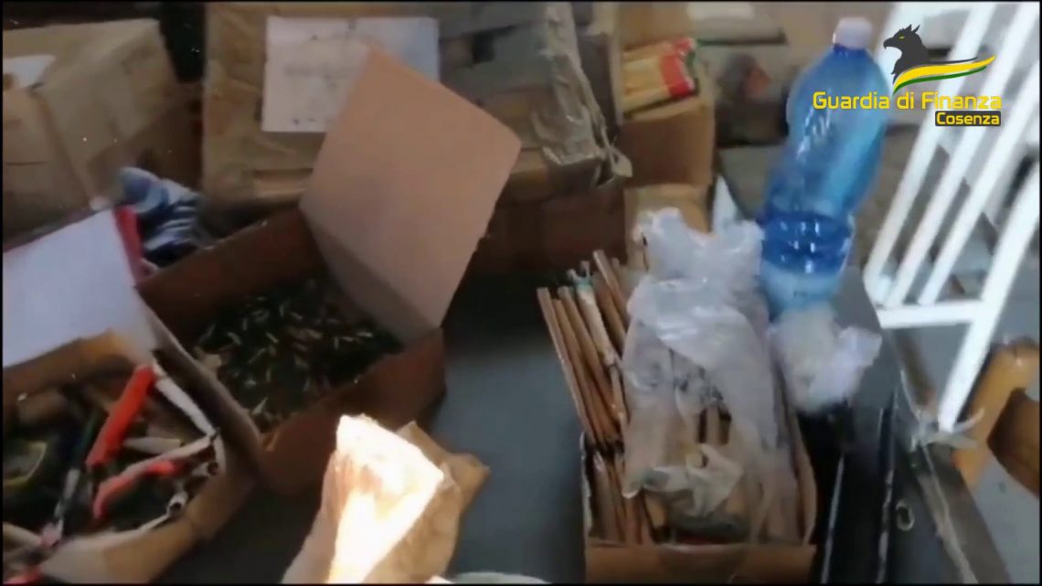 Cosenza, sequestrato un deposito con 2 milioni di fuochi d’artificio Cosenza, sequestrato un deposito con 2 milioni di fuochi d’artificio