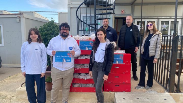 Malta: MOAS trasmette la gioia  del Natale con un dolce dono festivo alle persone migranti