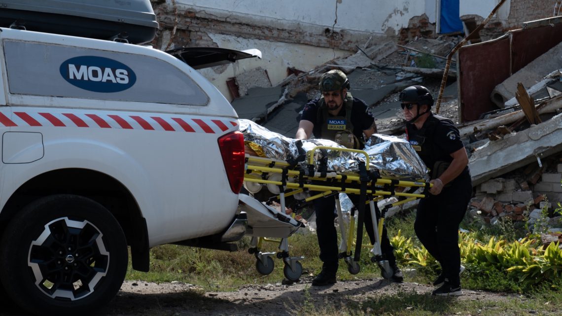 Ucraina: “Agire o morire, il nostro ultimo lancio di dadi”. La missione dei coraggiosi medici di MOAS che soccorrono soldati ucraini gravemente feriti è a rischio