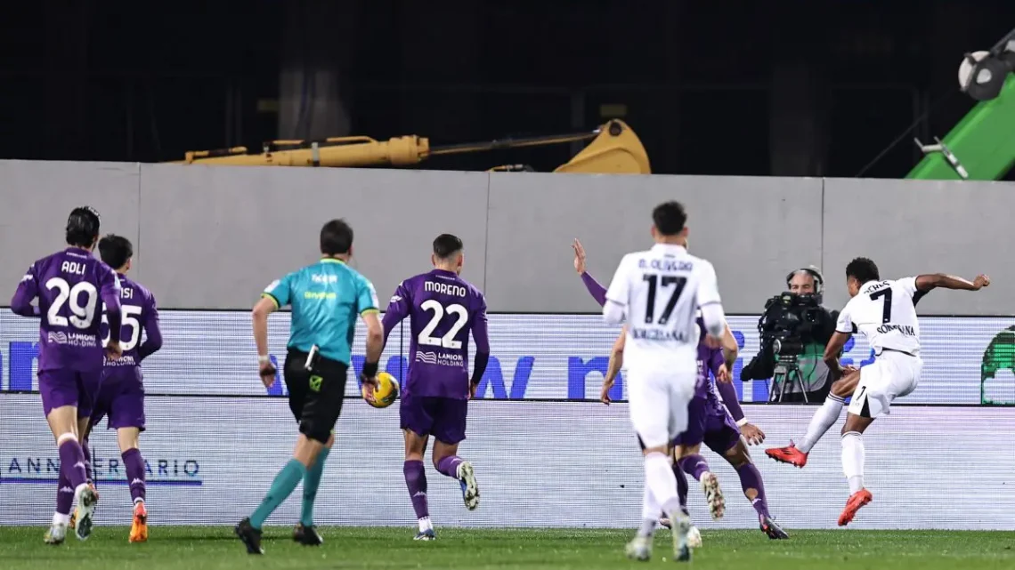 Il Napoli vince a Firenze 3-0 e vola solo in vetta Il Napoli vince a Firenze 3-0 e vola solo in vetta