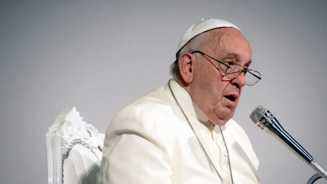 Papa Francesco “C’è bisogno di speranza, di luce e di pace” Papa Francesco “C’è bisogno di speranza, di luce e di pace”