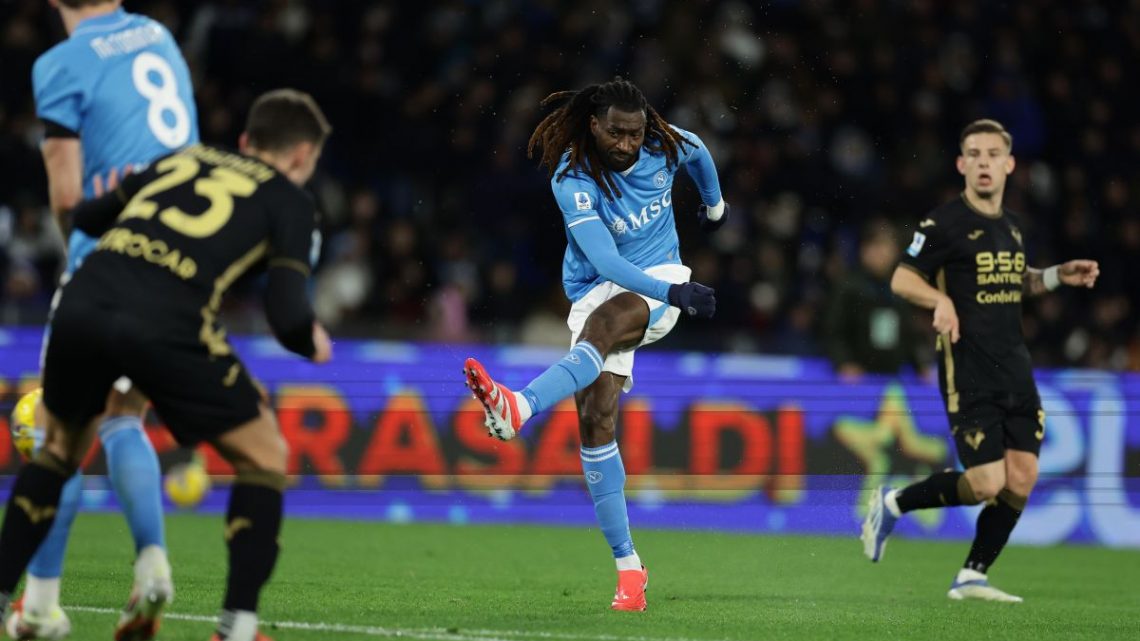 Il Napoli batte il Verona 2-0 e consolida il primo posto Il Napoli batte il Verona 2-0 e consolida il primo posto