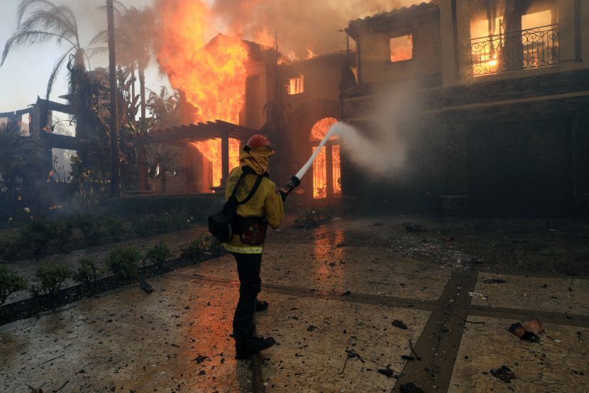 Salgono a 24 i morti a Los Angeles, preoccupano le condizioni meteo Salgono a 24 i morti a Los Angeles, preoccupano le condizioni meteo