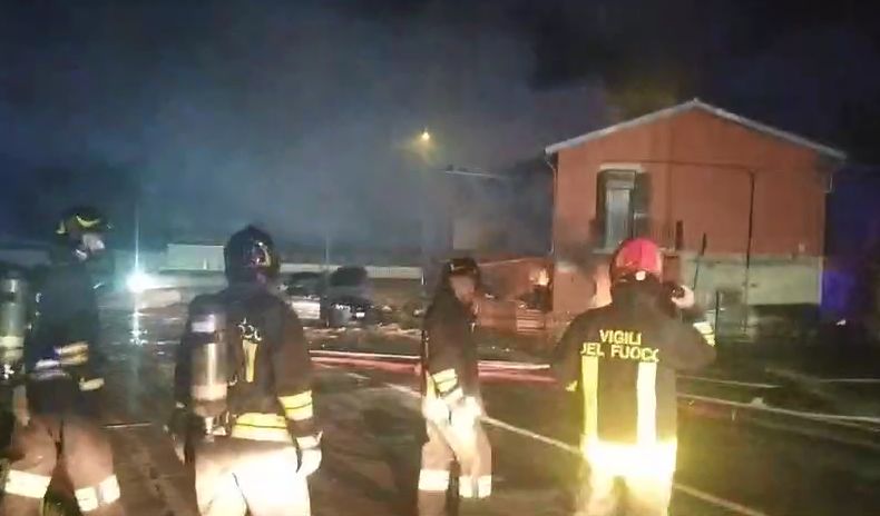 Esplosione per una fuga di gas a Catania, otto feriti. Si scava tra macerie Esplosione per una fuga di gas a Catania, otto feriti. Si scava tra macerie
