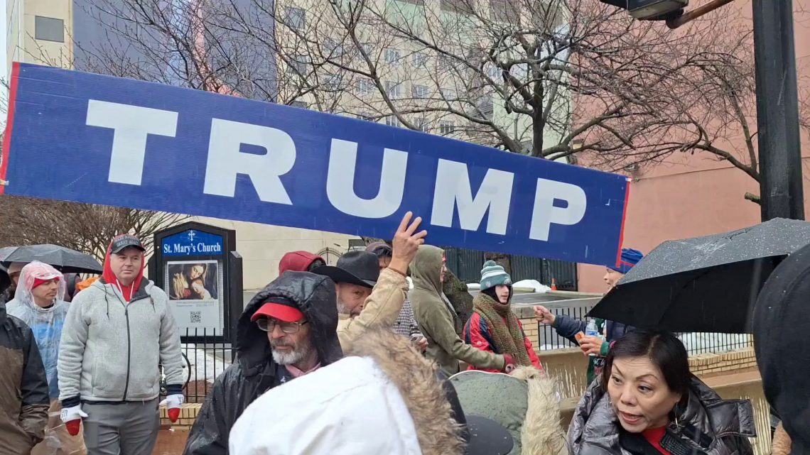 Migliaia di sostenitori di Trump attendono il comizio sotto la pioggia Migliaia di sostenitori di Trump attendono il comizio sotto la pioggia