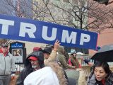 Migliaia di sostenitori di Trump attendono il comizio sotto la pioggia