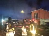 Esplosione per una fuga di gas a Catania, vigili del fuoco al lavoro