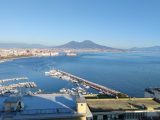 Napoli, stai sbagliando tutto: il problema non è l’overtourism ma invertire la parabola già discendente