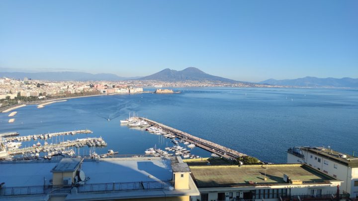 Napoli, stai sbagliando tutto: il problema non è l’overtourism ma invertire la parabola già discendente